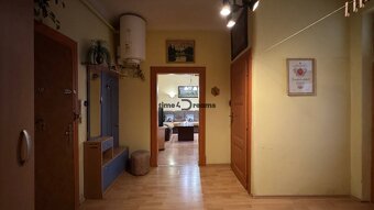 NA PREDAJ 2 izbový byt v historickej bytovke v centre NITRY - 8