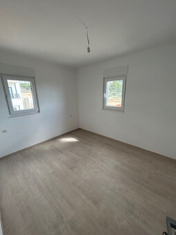 4 izb. Chorvátsko, Makarska, 122m2, terasa, p.2/3, 2x parkin - 8