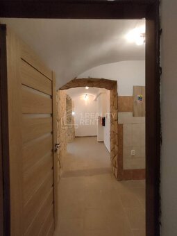Prenájom: Obchodný priestor na pešej zóne v suteréne budovy - 8