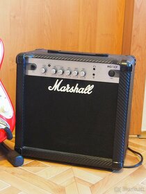 Squier Mini by Fender Stratocaster + kombo Marshall MG 15CF - 8