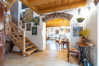 REZERVOVANÉ Unikátny 4i rodinný dom s výhľadom na Hrad Krásn - 8