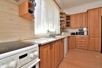 Znížená cena Priestranný rodinný dom s dvojgarážou na predaj - 8