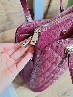 Kabelka Guess s monogram potlačou - 8