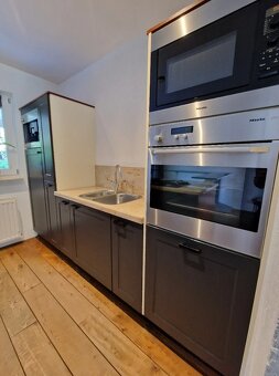 Kuchyně v moderně-venkovském stylu s ostrůvkem - 8