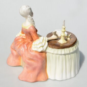 Royal Doulton Porcelánová soška - Pri písacom stolíku - 8
