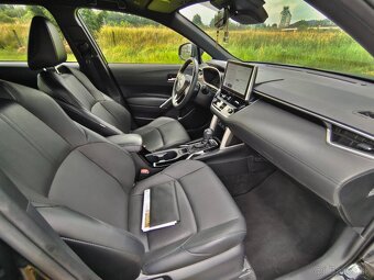 Toyota Corolla Cross 2.0 Hybrid Executive 4x4 • Záruka • - 8