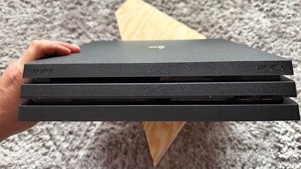 Sony PlayStation 4 Pro (1 TB, 2 ovladace vyborny stav) - 8