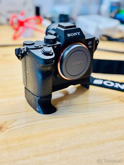 Ergonomický grip pre Sony A7 III - 8