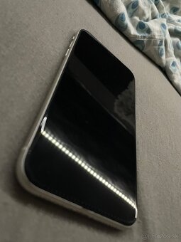 Predám iPhone 11 - 8