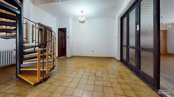 Na predaj: priestranný 5 izbový rodinný dom v obci Tôň ( - 8