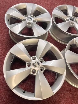 5x112 R17 alu disky originál Škoda Kodiaq 2021 - 8