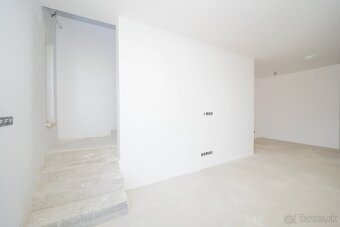 NADŠTANDARDNÝ 5-IZBOVÝ RODINNÝ DVOJDOM S VYSOKÝMI STROPMI - 8