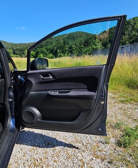 Honda FR-V 6-miestne - 8
