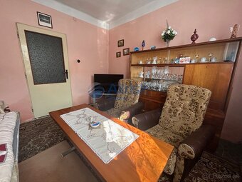 Starší zachovalý rodinný dom v tichej ulici v obci Hájske - 8