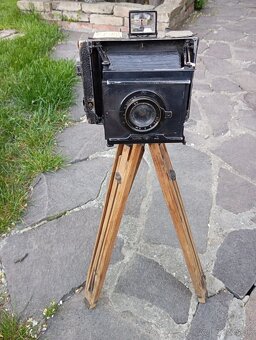 Historický fotoaparát, drevený statív. - 8