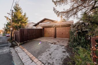 Dvojpodlažný dom Na Hradnom Kopci s dvojgarážou Staré Mesto - 8