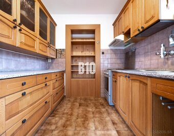 Priestranný rodinný dom s garážou na veľkom pozemku v obci V - 8