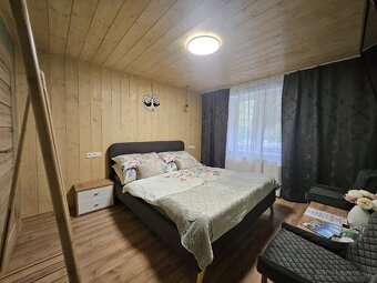 Čalúnená posteľ s matracmi – tmavosivá, ako nová - 8