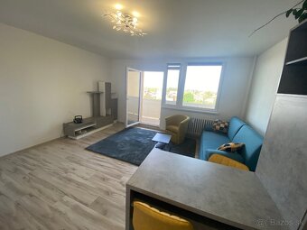 Moderne riešený byt s veľkou loggiou - 8