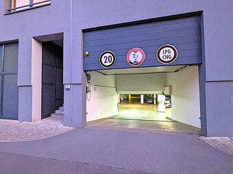 Vnútorné parkovacie miesto blízko Centra, Strojárenská - 8