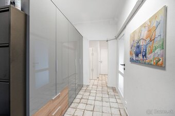 REZERVOVANÉ : Priestranný 2 izbový byt s perfektným výhľadom - 8