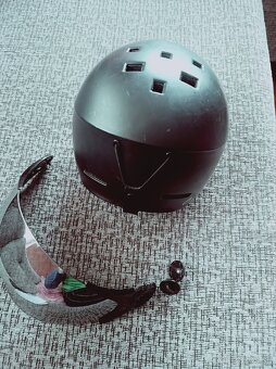 Predám Lyžiarska prilba so štítom - 8