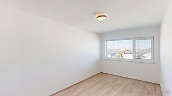 Dvojpodlažný rodinný dom so vstupom do jazera NA PREDAJ - 8