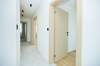 NOVOREKONŠTRUOVANÝ 4 - IZBOVÝ BYT , UL. HUMENSKÁ, TERASA - 8