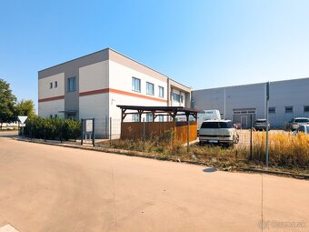 Moderný obchodno-administratívny komplex so sklad. halami - 8