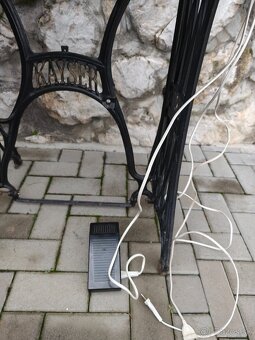 Starý šijací stroj, ale elektrický-funkčný - 8