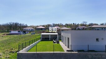 Moderná novostavba s pozemokom 673 m2 v Golianove - nízke me - 8