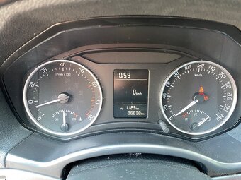 Skoda Octavia 1.6 benzín - 8