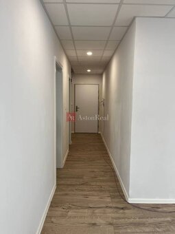 Obchodno-kancel. priestor / byt s predzáhradkou a VIP parkov - 8