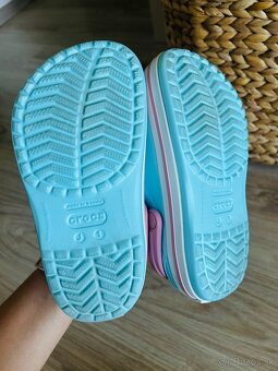 KRÁSNE ŠĽAPKY značky CROCS, PC 57 EUR - 8