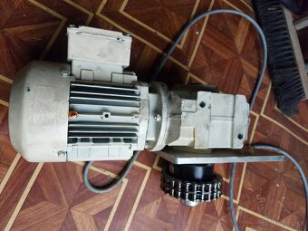 Elektromotor s prevodovkou - 8
