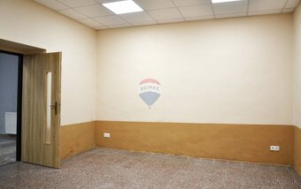 Na predaj jedinečná obchodná budova v meste Lučenec - 8