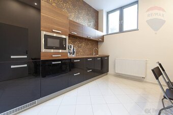 NA  PREDAJ: Reprezentatívny komerčný priestor pod hlavnou st - 8