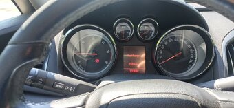 Opel Astra Sports Tourer (2011) - 8
