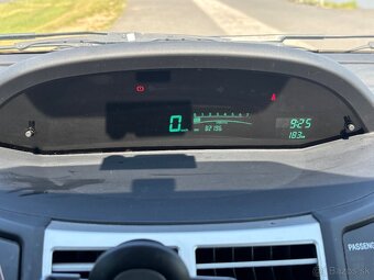 Toyota yaris 1.3 - 8