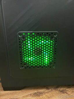 Herny PC + HyperX sluchadla a Studiovy mikrofon - 8