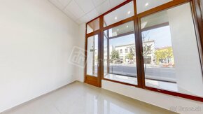 Znížená cena,prenájom obchodného priestoru s výbornou polo.. - 8