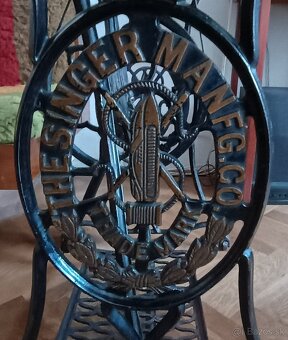 Starožitný plne funkčný šijací stroj zn. SINGER - 8