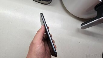Apple iPhone 8 64GB - nová batéria, zachovalý, plne funkčný - 8