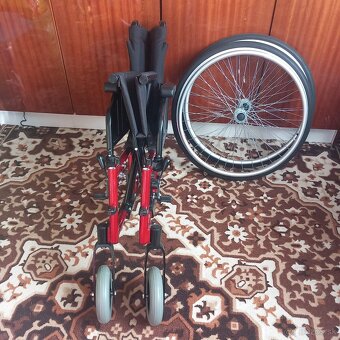 Predám nový skladaci invalidny vozik. Plné kolesá. - 8