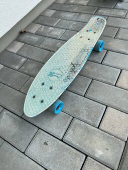 koloběžka a skateboard - 8