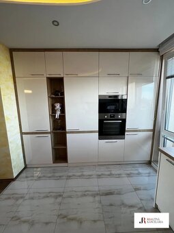 LUXUSNÝ NADŠTANDARDNE ZARIADENÝ BYT S GARÁŽOU V CENTRE - 8