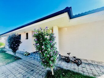 PRIESTRANNÝ BUNGALOV S GARÁŽOU NA PEKNOM ROŽNOM POZEMKU - 8