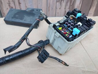 MAZDA Fusebox Poistková skrinka s káblovým zväzkom - 8