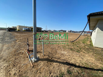 Pozemok ( 969 m2) so stavebným povolením + projekt Malý Lapá - 8