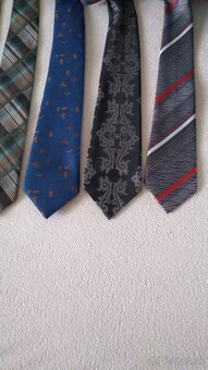 Predám zúbkované nožnice,kravaty,látky zo socializmu - 8